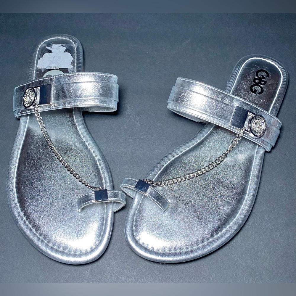 GBG Los Angeles Women’s Silver Metallic Ring Toe Sandals Size 9.5